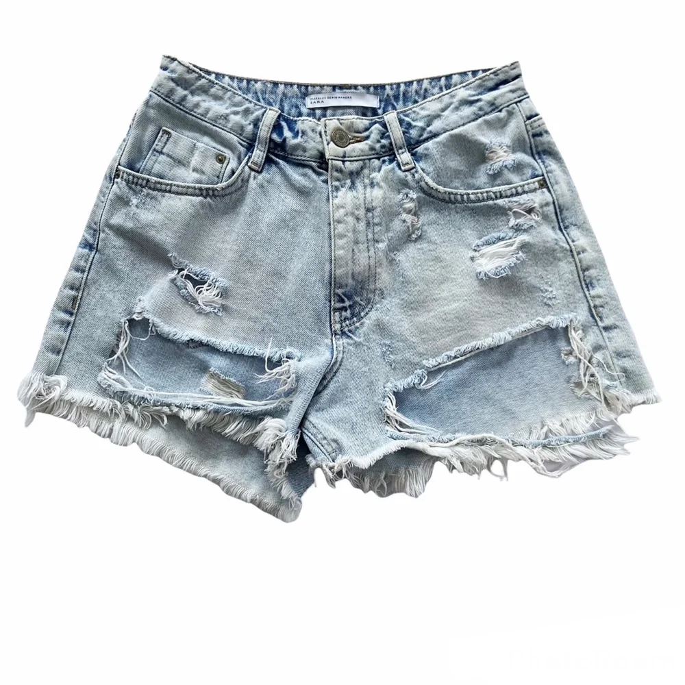 ❤️SOLD Zara Trafaluc Light Blue Wash Destroyed Distressed Denim Jean Shorts 4 - Picture 1 of 7